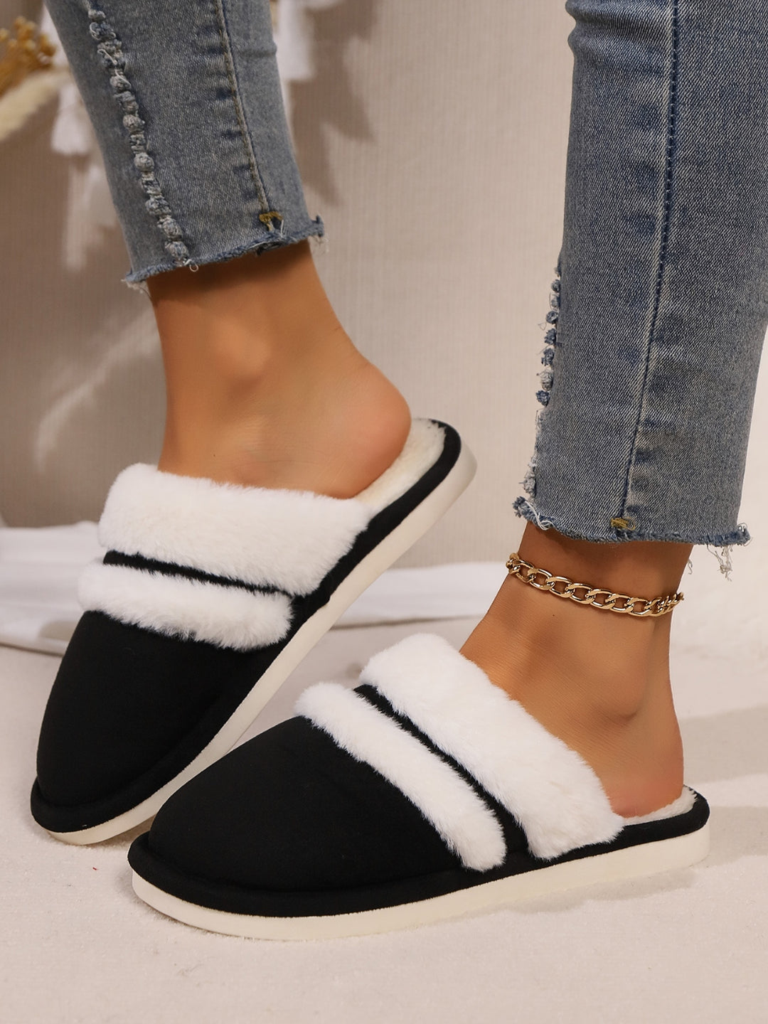 Isabelle | Women's Contrast Faux Fur Round Toe Slippers